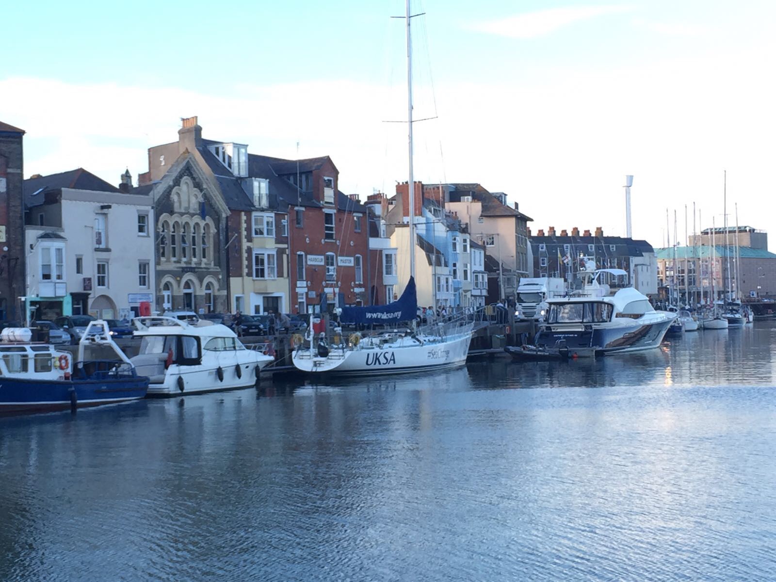 Malerischer Hafen mit Segelbooten und historischen Geb\u00e4uden