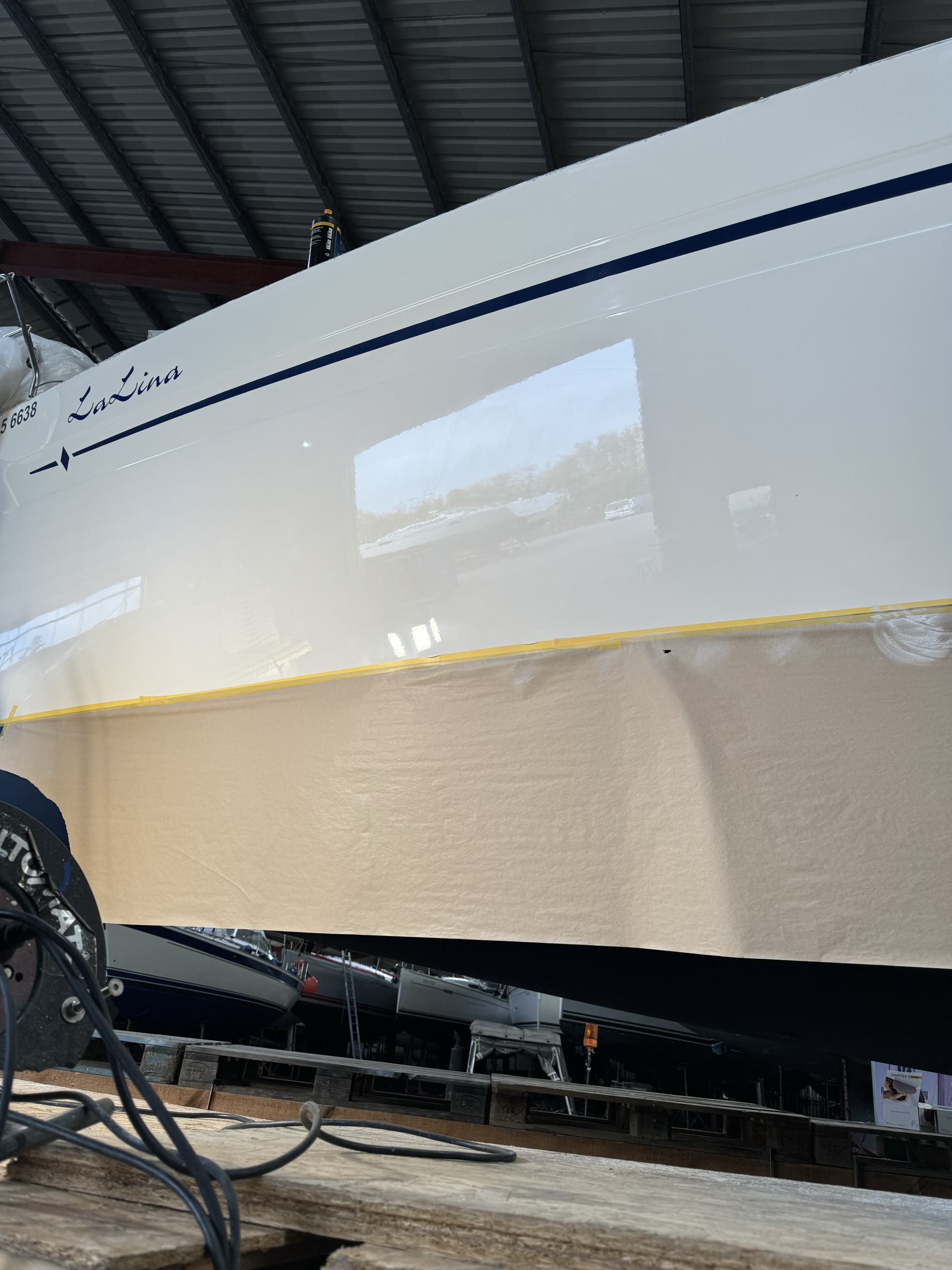 Yachtrumpf wird in der Werfthalle vorbereitet