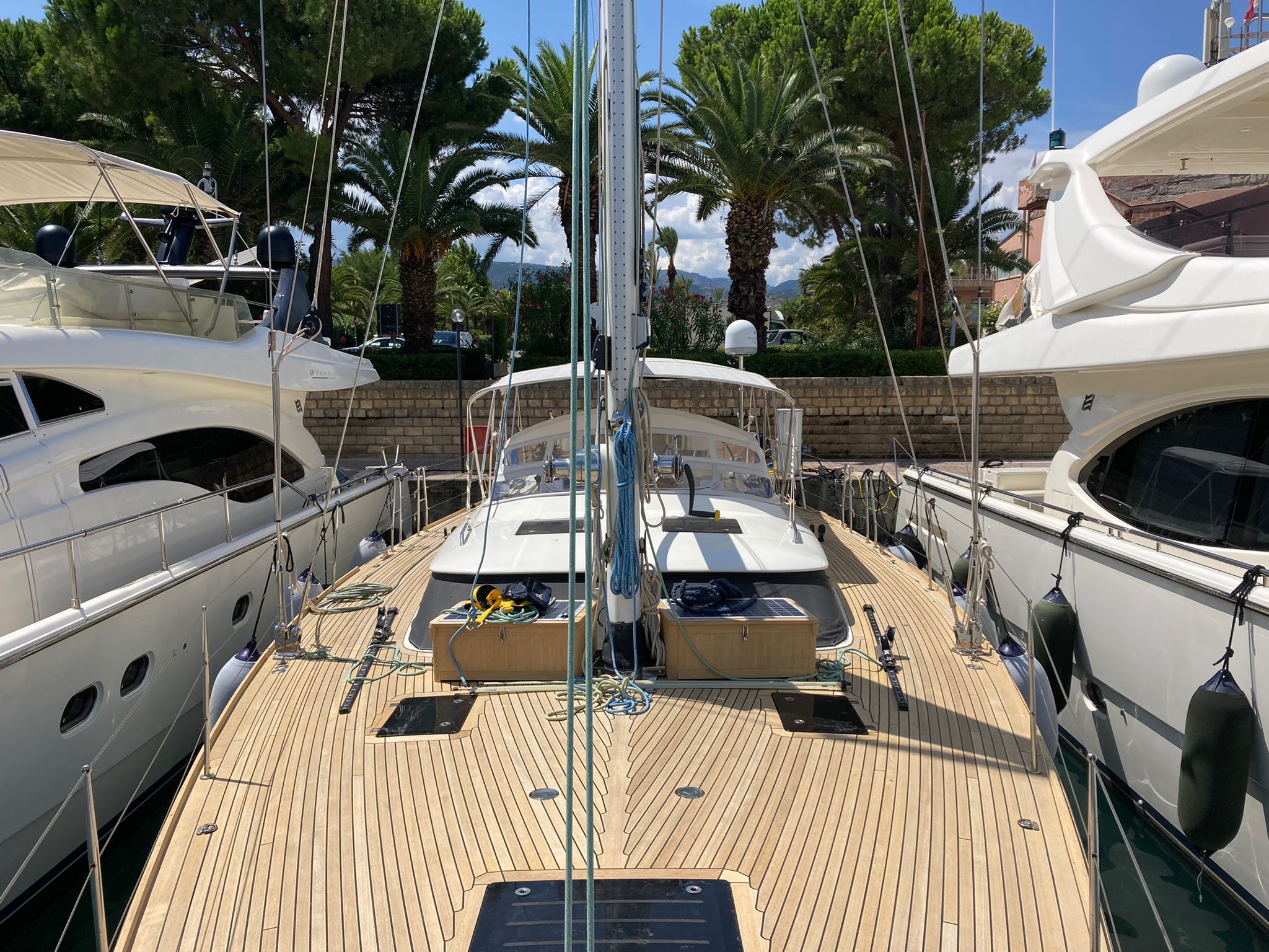 Gepflegtes Teakdeck einer Segelyacht in mediterraner Marina