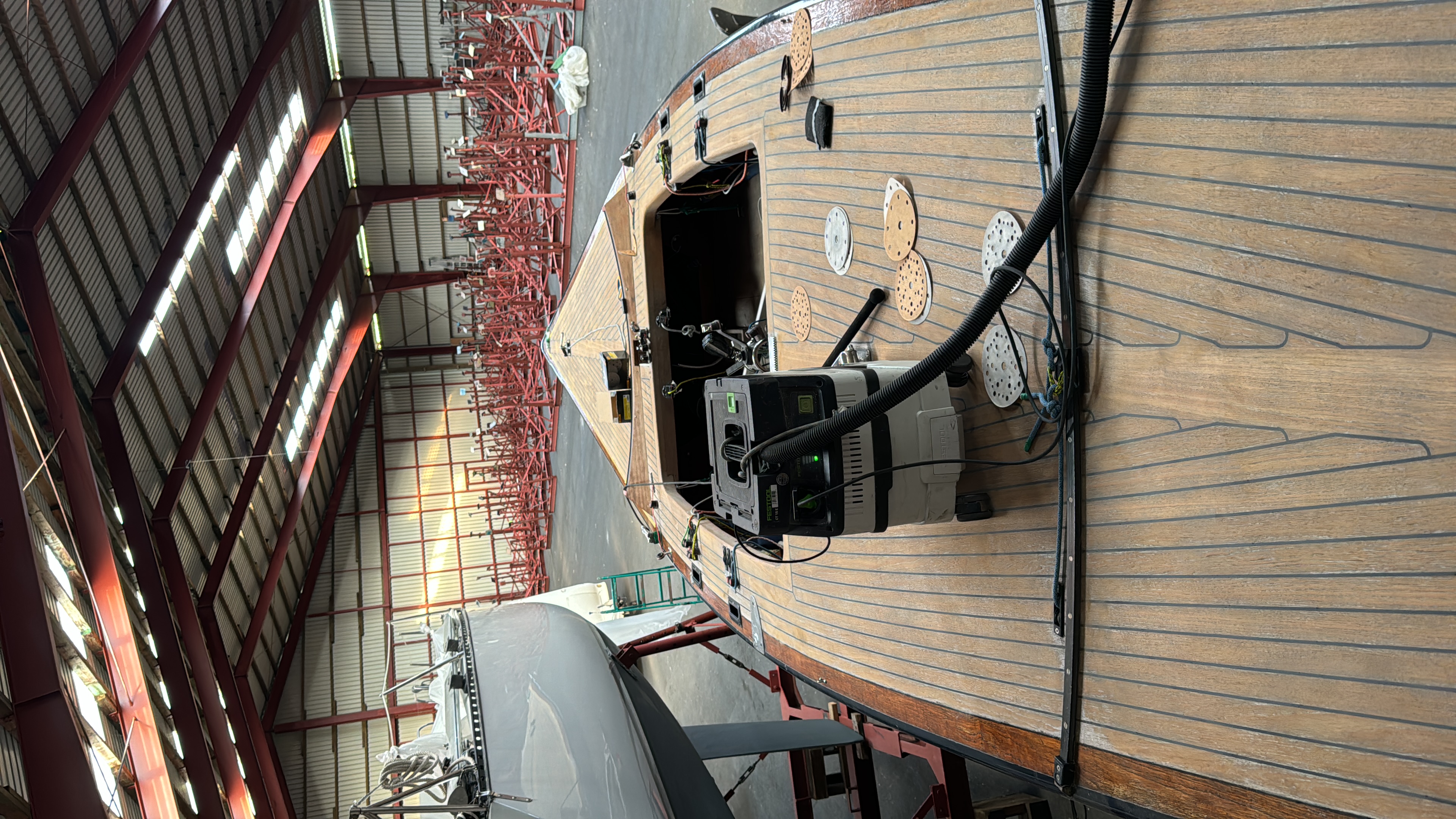 Teakdeck einer Yacht wird in der Werft bearbeitet