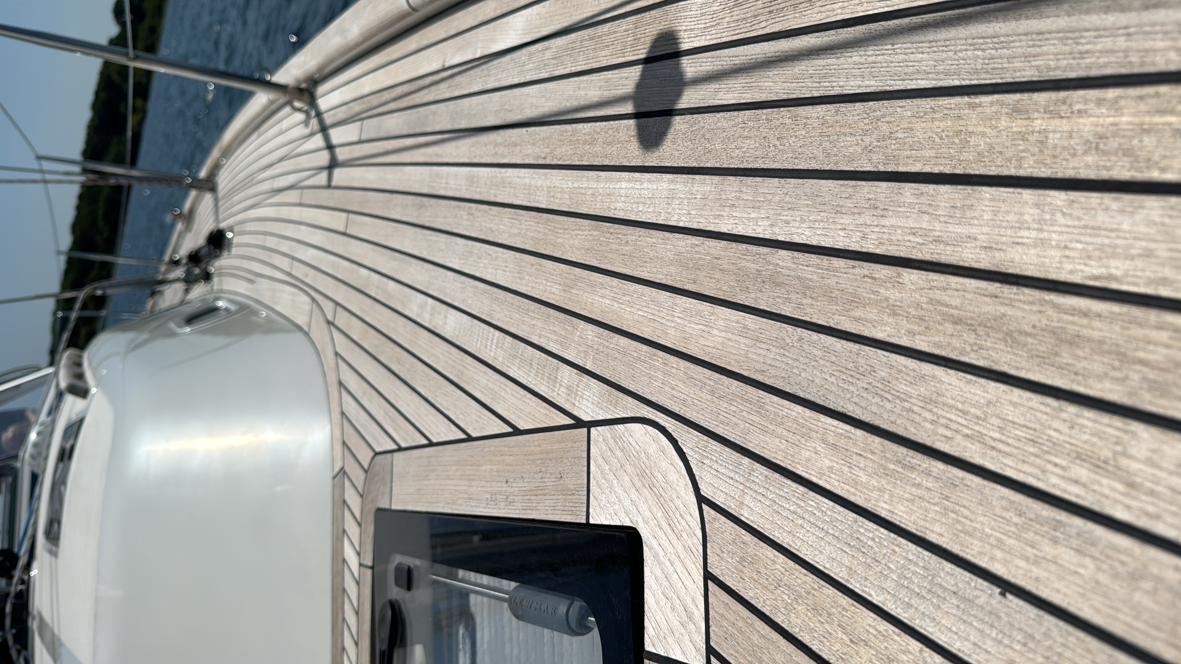 Gepflegtes Teakdeck einer Segelyacht