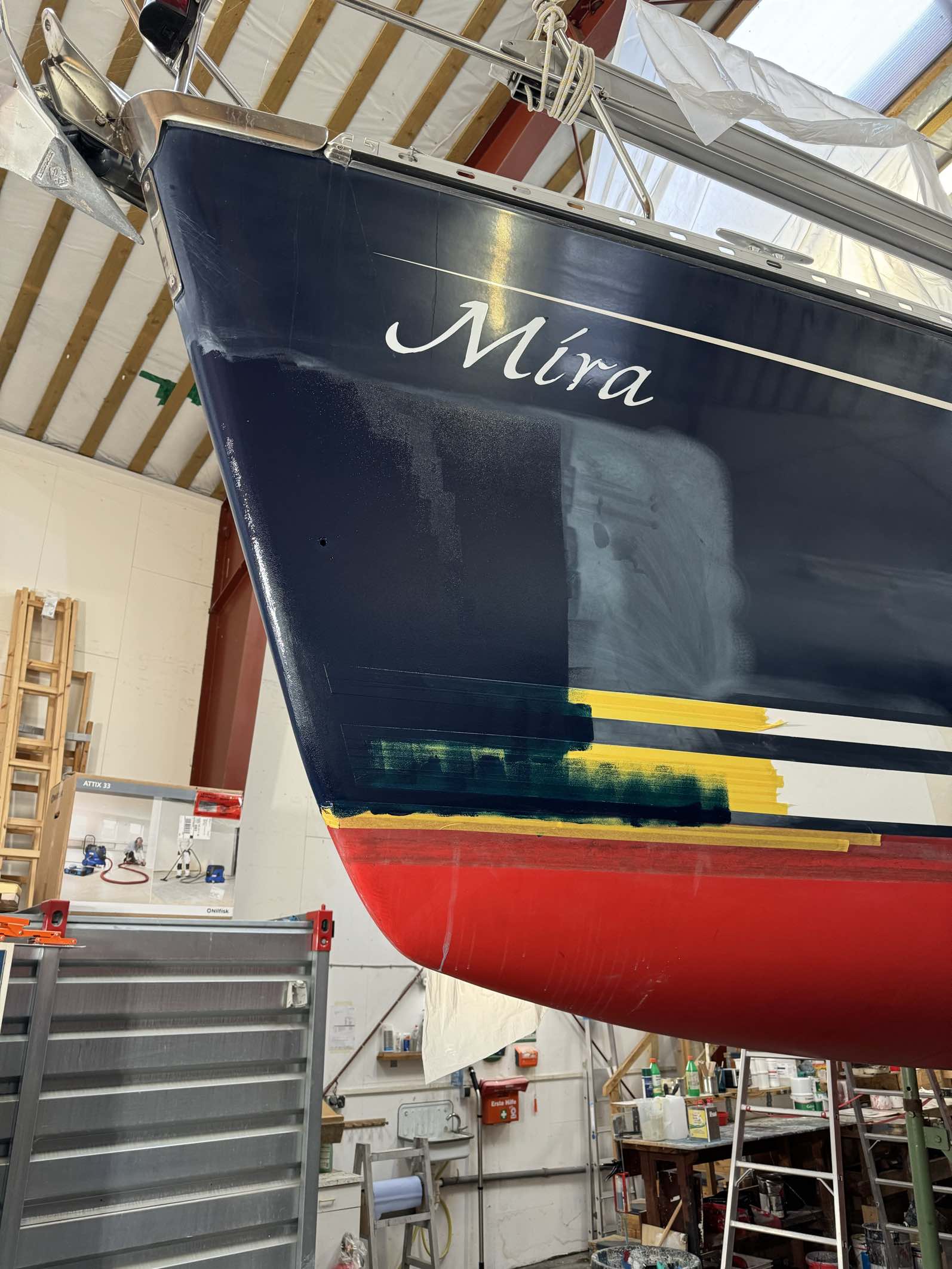 Bug der Yacht Mira bei Lackierarbeiten in der Werft