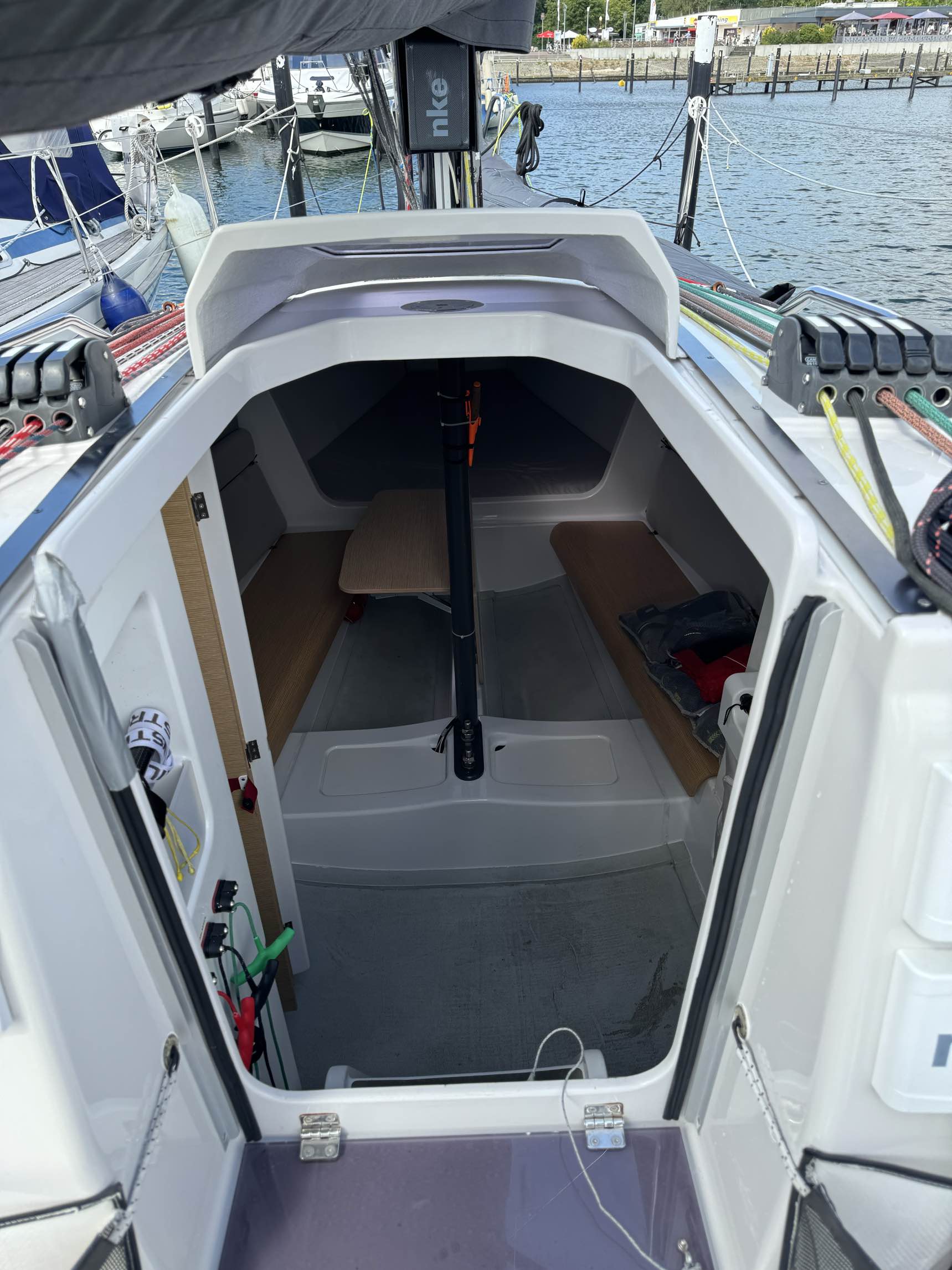 Blick in die Kabine einer Segelyacht im Hafen