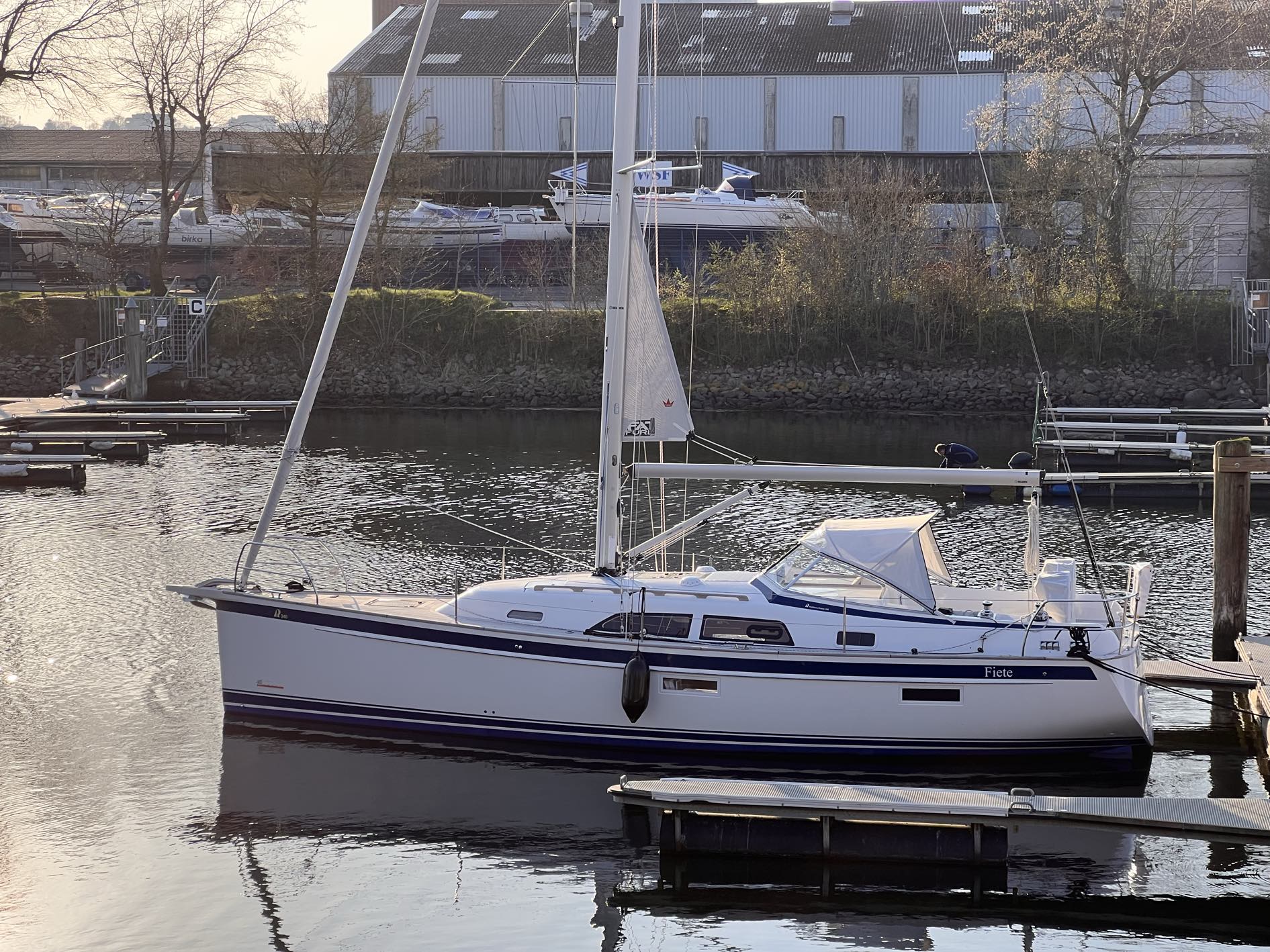 Segelyacht Fiete am Steg