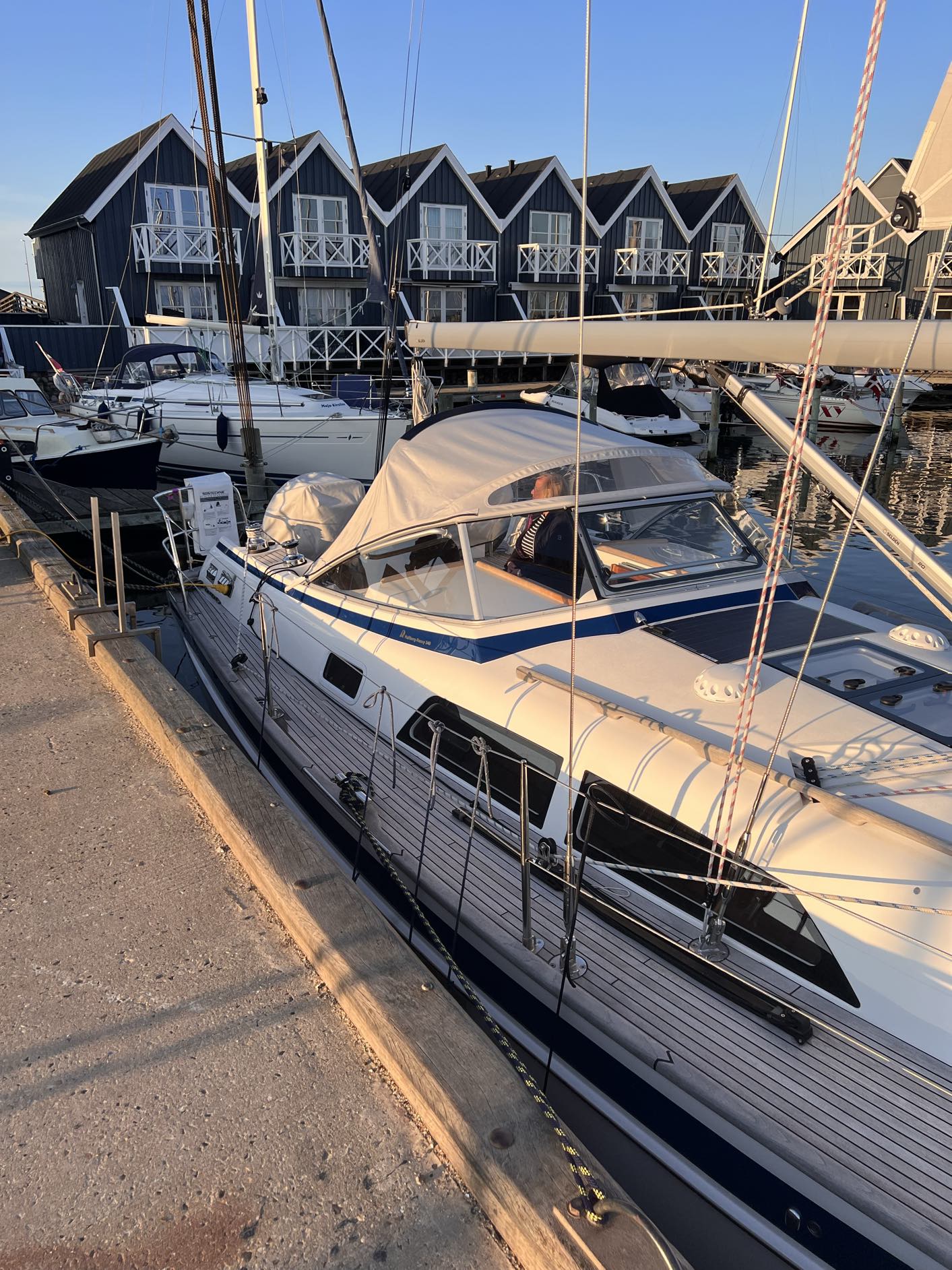 Segelyacht vertaeut am Steg in skandinavischem Hafen